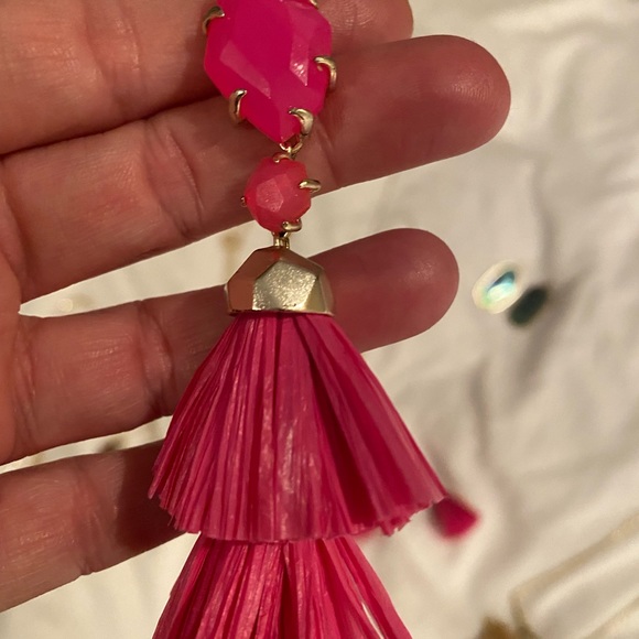 Kendra Scott Straw and Hot Pink Dangle Earrings. - Picture 2 of 2